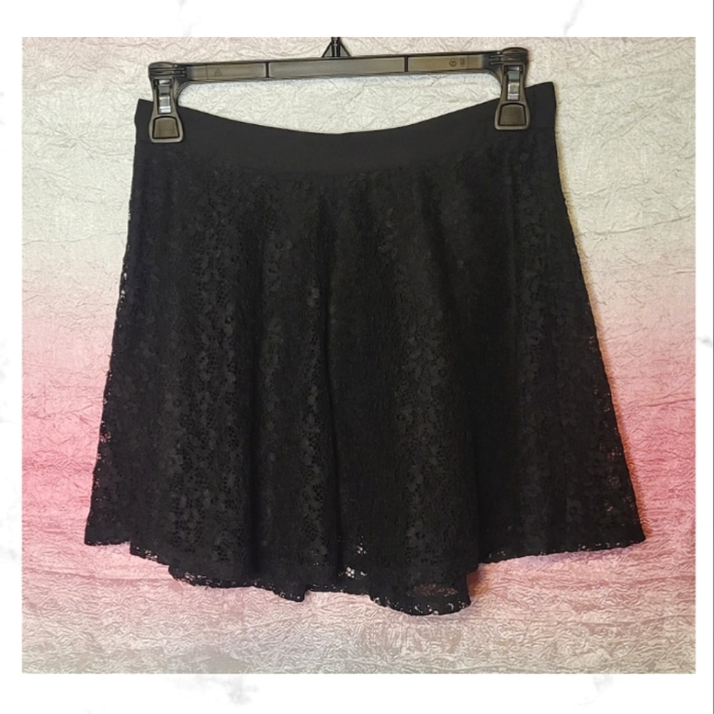 Forever 21 black laced mini skirt like new size XS